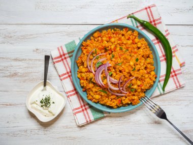 Bulgur buğday pilav nohut ve sebze ile.