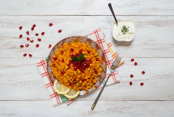 Bulgur buğday pilav nohut ve sebze ile.