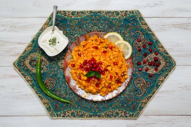 Bulgur buğday pilav nohut ve sebze ile.