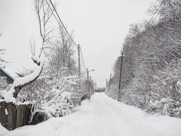 雪に覆われた道路。村に雪がたくさん. — ストック写真