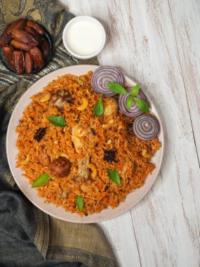  Suudi stil baharatlı tavuk ve pirinç yemek.