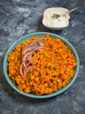 Nohut ve domates ile Türk bulgur pilavı.