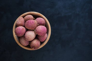 Bir kase lezzetli lychees. Üstten görünüm.