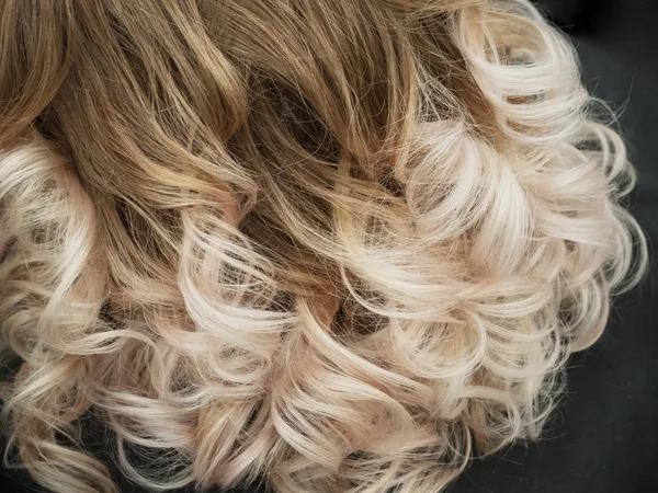 Kleur voor de kleurovergang op vrouwen krullend haar. Close-up. — Stockfoto