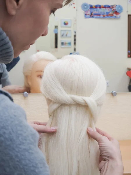 Braiding braids on a mannequin. Training braiding — Stock Photo, Image