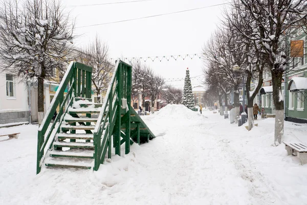 Snötäckta gågata i staden. — Stockfoto