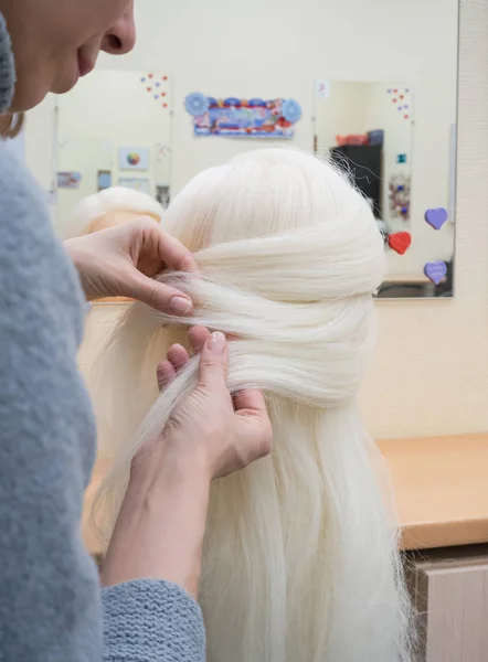 Training braiding braids on the head of the dummy. — Stock Photo, Image