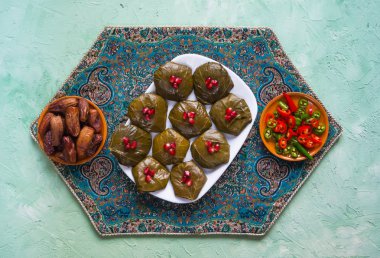 Nar taneleri ile Arap dolma.