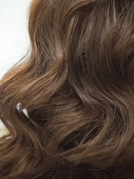 棕色卷发 女性发型 — 图库照片