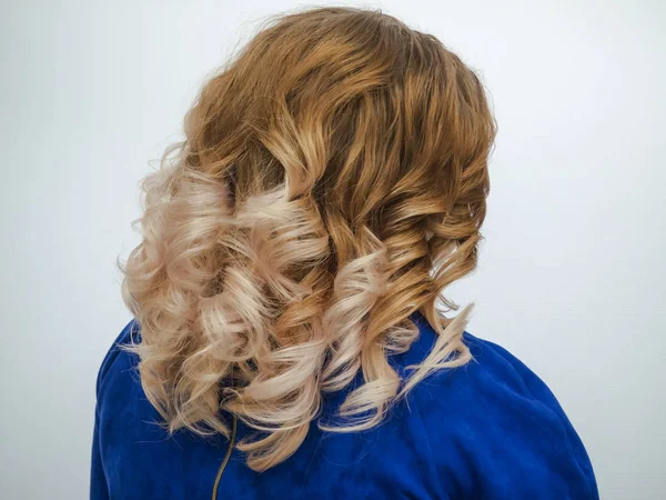 Color degradado en el cabello rizado de las mujeres. De cerca. . — Foto de Stock