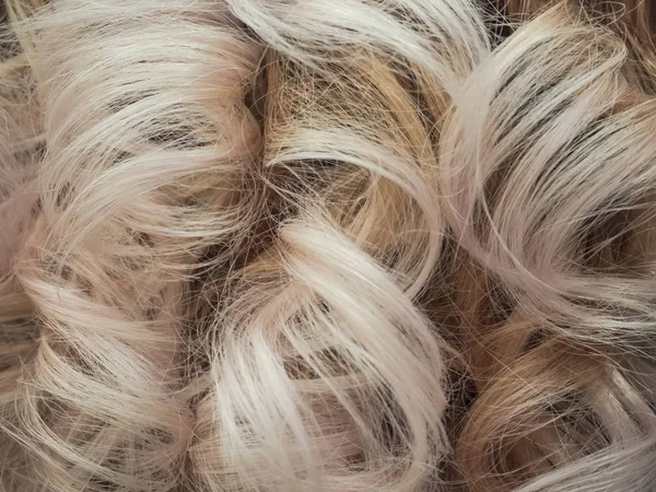 여자 곱슬 머리에 그라데이션 색입니다. 클로즈업. — 스톡 사진