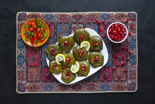 Долма фаршировані виноградне листя. Іранська кухня. — стокове фото