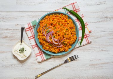 Bulgur buğday, sebze ve nohut pilav.