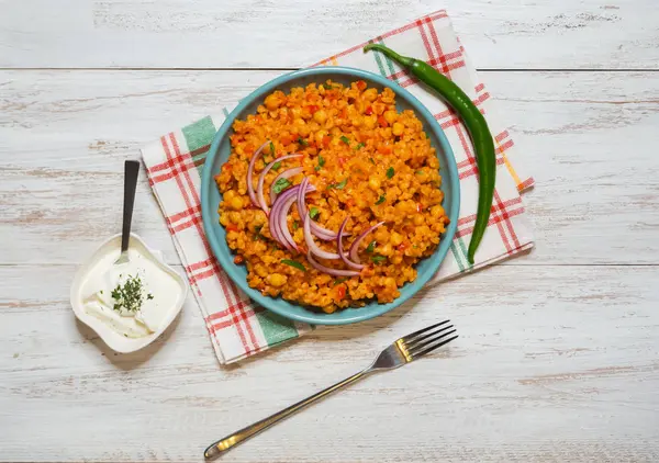 Bulgur buğday, sebze ve nohut pilav.