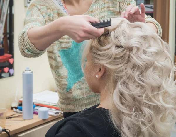 Proceso de creación de un peinado femenino . — Foto de Stock