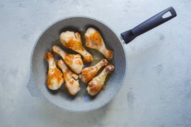 Seramik tavada kızarmış tavuk budu. Üstten görünüm. 