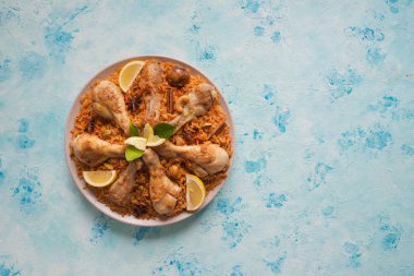 Kabsa - tavuk pilav oryantal tabak. 