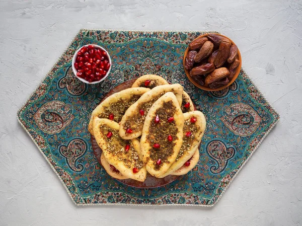 Булочки с Затаром. Манакишский арабский. Арабская кухня — стоковое фото