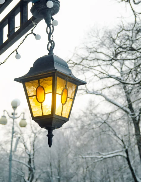 Straßenlaternen leuchten, ein winterliches Stadtbild. Nahaufnahme — Stockfoto