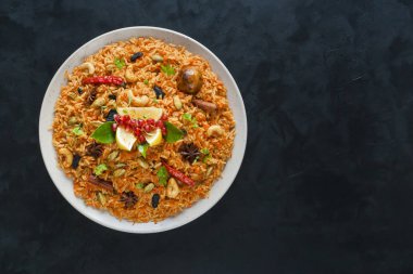 Vejetaryen Hyderabadi Dum Biryani. Ramazan gıda.