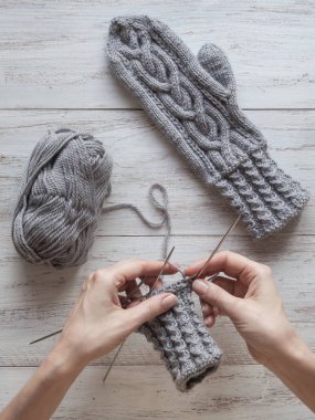 Eller eldiven örgü. Eldiven örgü yünden yapılmış. 