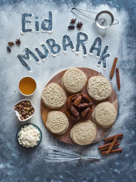 Eid Mubarak - Frase de boas-vindas de férias islâmicas "férias felizes". Fundo de cozimento árabe . — Fotografia de Stock