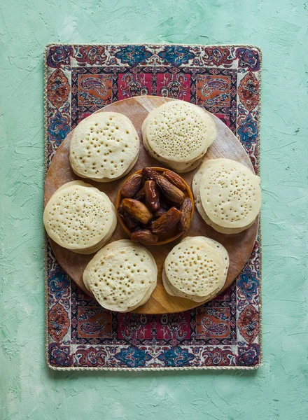 Arabische Pfannkuchen mit Datteln. marokkanische Pfannkuchen. — Stockfoto