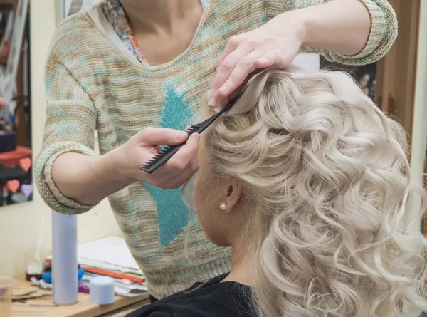 Boucles bouclées blanches coiffure dans le salon de coiffure . — Photo