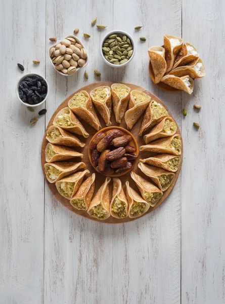 Arabische pannenkoek gevuld met zoete kaas — Stockfoto