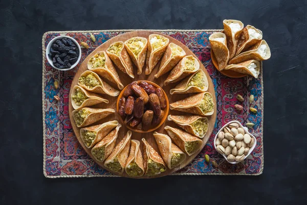 Arabische Pfannkuchen gefüllt mit süßem Käse — Stockfoto