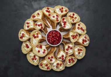 Qatayef Arap krep tatlı peynir ile doldurulmuş.