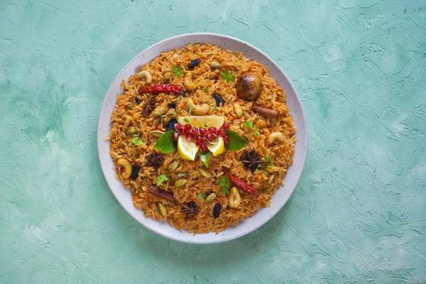 Arapça geleneksel gıda Kabsa kase. Üstten görünüm. 