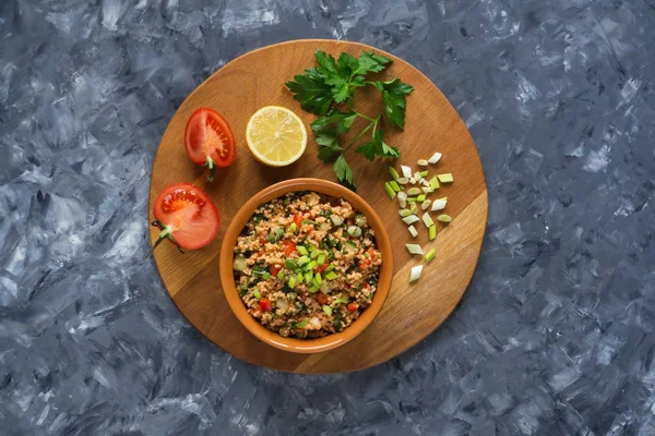 Кус-кус салат з помідорів. Середземноморська дієта кухня. — стокове фото