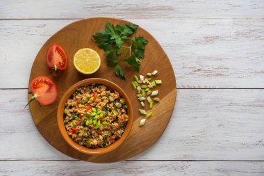 Kisir - geleneksel Türk yemekleri bulgur salatası. Üstten görünüm.