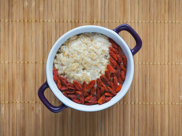 Gachas de avena con bayas de Goji. De cerca. . —  Fotos de Stock