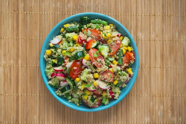 Salade vitaminée au quinoa. Vue de dessus. Gros plan . — Photo
