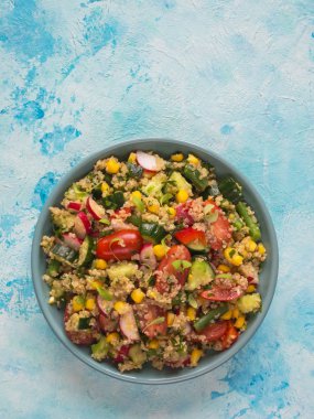 Vitamini salata quinoa ve Mısır. Üstten görünüm.