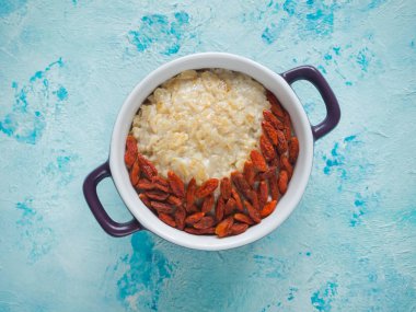 Goji meyveleri ile yulaf lapası. Sağlıklı beslenme