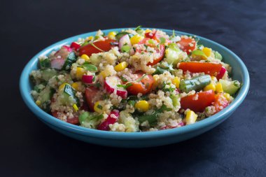 Salata quinoa ve Mısır siyah bir tablo.