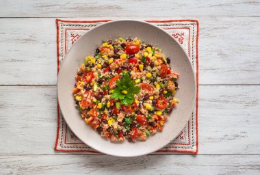 Meksika siyah fasulye Mısır quinoa salata masada.