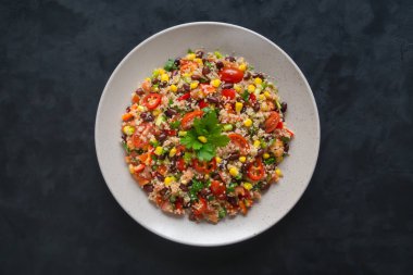 Meksika siyah fasulye Mısır quinoa salata. Üstten görünüm. 