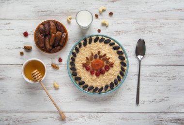 Kurutulmuş meyve yulaf ezmesi. Diyet kahvaltı.