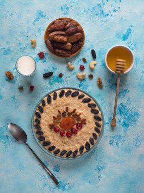 Kurutulmuş meyve ile yulaf lapası. Üstten görünüm. 