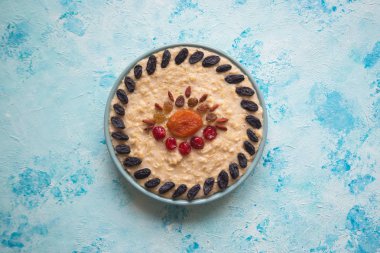 Kurutulmuş meyve ile yulaf lapası. Üstten görünüm. 