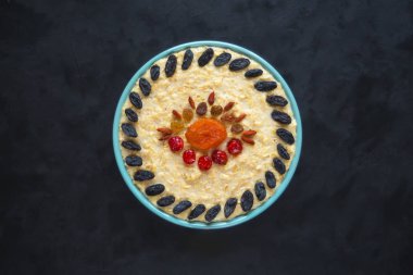 Kurutulmuş meyve ile yulaf lapası. Üstten görünüm. 