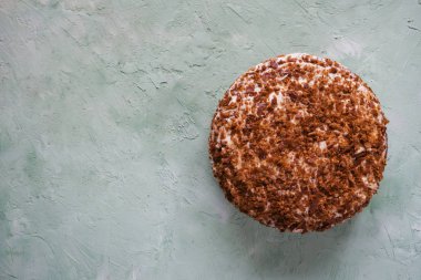 Ev yapımı bisküvi kek yeşil bir tablo. Üstten görünüm.