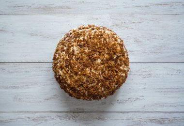 Ev yapımı bisküvi kek ahşap bir masa üzerine. Üstten görünüm.