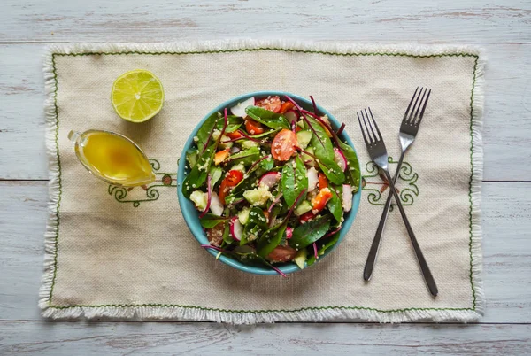 Salade de chard frais bio au quinoa. Vue du dessus . — Photo