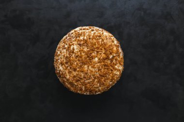 Çikolatalı kek üzerinde siyah bir bisküvi. Üstten görünüm.