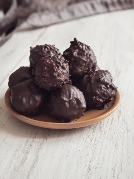 Las bolitas energéticas del algarrobo sobre la mesa de madera . — Foto de Stock